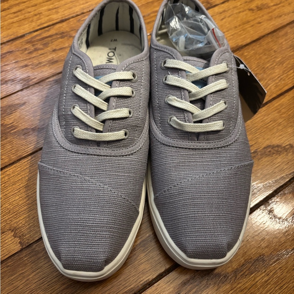 NWT TOMS women’s Gray Casual Shoes